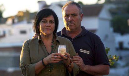 Gabriela González y Fernando Amador, con la sustancia que la policía confundió con heroína.
