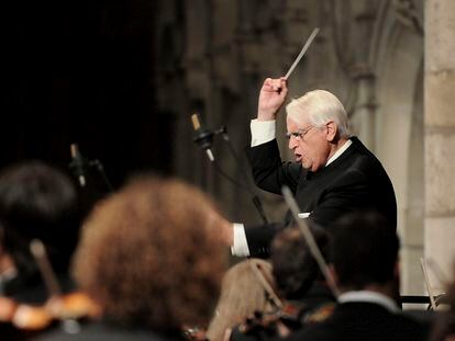 El director de orquesta Cristobal Halffter, dirige a la Filarmónica de Castilla y León durante la inauguración del Festival de Organo Catedral de León, a la que han asistido el presidente del Gobierno y su esposa.