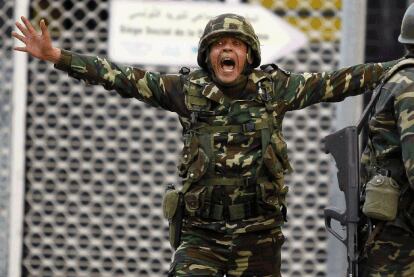 Un soldado tunecino grita y pide calma a los manifestantes.
