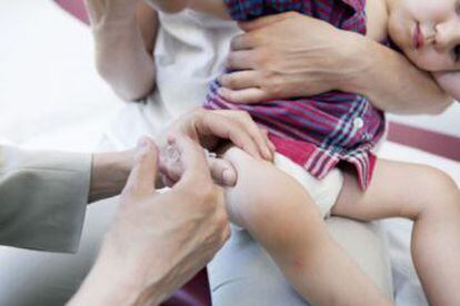 Un beb&eacute; recibe una vacuna