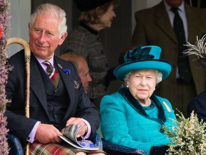 El príncipe Carlos junto a la reina Elizabeth II en septiembre 2018. 