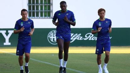 William Carvalho (en el centro), en un entrenamiento.