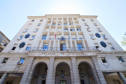 Fachada principal de la Audiencia Provincial de Sevilla.