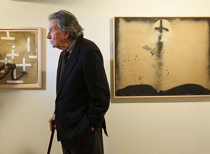 Antoni Tàpies, ayer, entre las obras <i>Llibre i creu</i> (2007) y <i>Lletra A</i> (2007).