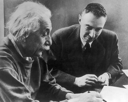 Albert Einstein y J. Robert Oppenheimer, en 1947.