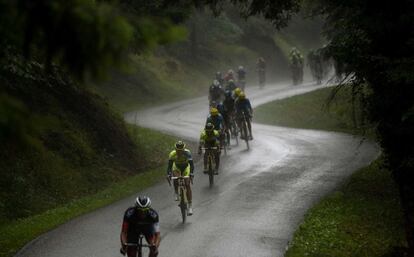 Los ciclistas descienden en un punto de la 10ª etapa del Tour.