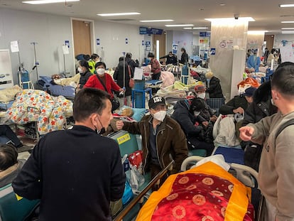 Varios pacientes descansaban este martes en camas colocadas en un pasillo del Hospital Zhongshan, en Shanghái.