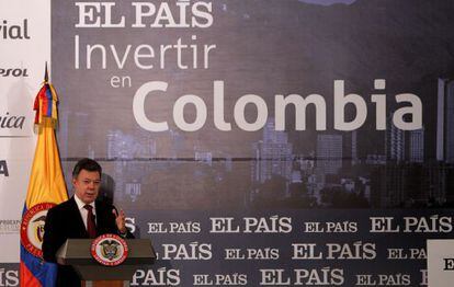 El presidente colombiano, Juan Manuel Santos, habla durante el foro &quot;Invertir en Colombia&quot;, organizado por el diario El Pa&iacute;s de Espa&ntilde;a en Bogot&aacute;.