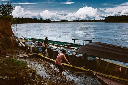 Una imagen del puerto de Sarayaku, cargando combustible en canoa con destino a los campos mineros. El tráfico de gasolina en esta zona es 15 veces superior al del resto de Perú.