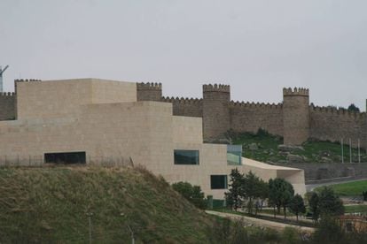 Centro de convenciones municipal de Ávila junto a las murallas medievales.