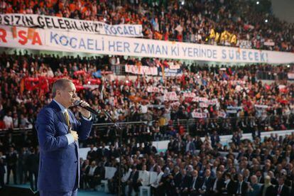 El presidente turco, Recep Tayyip Erdogan, en su discurso ante los delegados y militantes de la formaci&oacute;n islamista AKP durante el congreso extraordinario de este domingo.