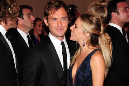 Jude Law y Sienna Miller, en Nueva York en 2010.