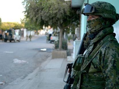 Un militar vigila una calle en Sinaloa.
