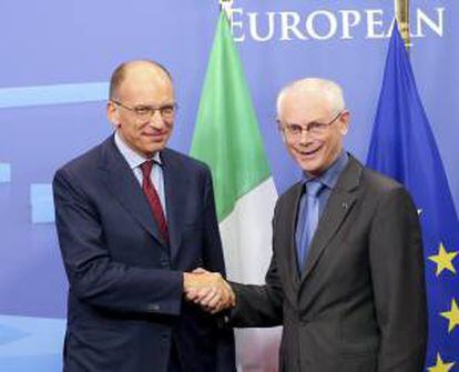 El presidente del Consejo Europeo, Herman Van Rompuy (d), da la bienvenida al primer ministro italiano, Enrico Letta, antes del encuentro que mantuvieron en la sede del Consejo Europeo en Bruselas, Bélgica, hoy, lunes 9 de septiembre de 2013.