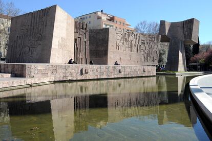 Conjunto monumental de hormigón del artista Joaquín Vaquero Turcios dedicado al (sic) “descubrimiento de América”. |