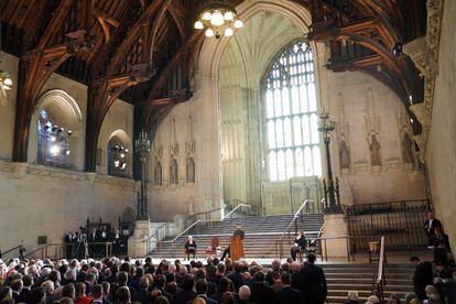 Volodímir Zelenski se dirige a los parlamentarios en la Abadía de Westminster durante su primera visita al Reino Unido desde la invasión rusa de Ucrania.