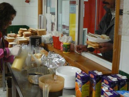 Una voluntaria prepara la comida que cada día reparten a quienes acuden al comedor de Cruz Roja en Salamanca.