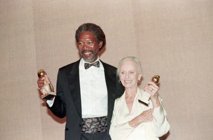 Morgan Freeman and Jessica Tandy show off their Golden Globes (won for 'Driving Miss Daisy') in 1990.