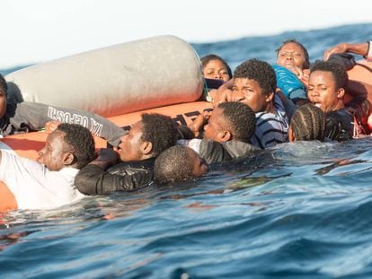 Migrantes se agarran a unos flotadores antes de ser rescatados en el Mediterráneo en enero de 2018.