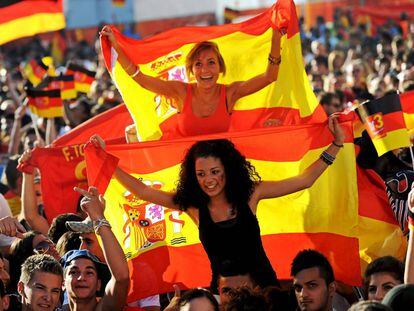 Seguidores de La Roja animan a España en Fráncfort durante el partido entre las selecciones española y alemana del Mundial de Sudáfrica. 