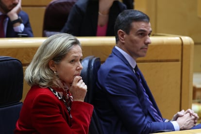 La vicepresidenta primera Nadia Calviño, con el presidente Pedro Sánchez el 21 de diciembre en el Senado.