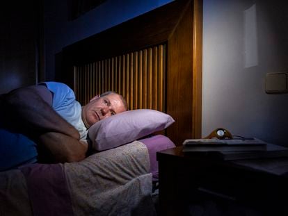 César Martínez, un paciente de insomnio, en su casa de Madrid.