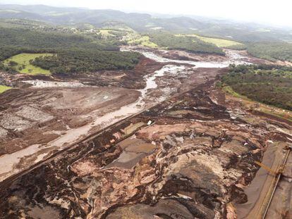 La rotura de una represa de líquidos residuales de una mina brasileña, en imágenes