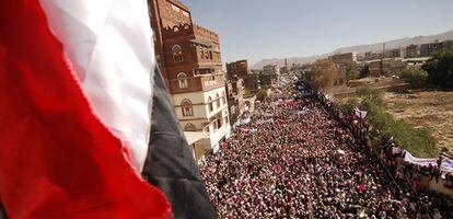 Protesta multitudinaria en las calles de Sanaa.