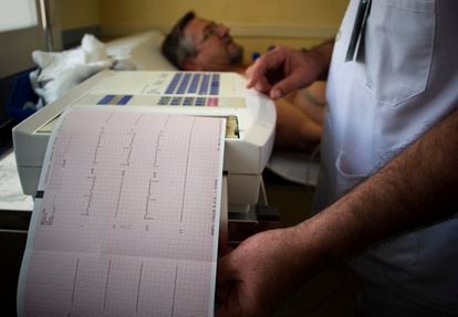 A health worker submits a patient to an electrocardiogram at the Virgen del Valme hospital in Seville.