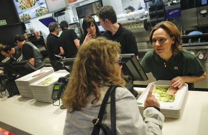 Patricia Abril, presidenta de McDonald's España, atiende al público en un restaurante de la cadena.