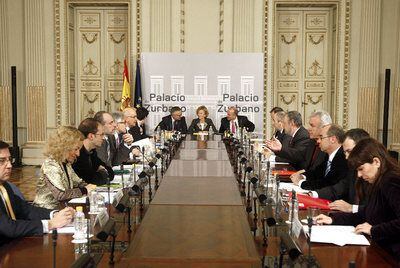 Reunión de los grupos políticos en el Palacio de Zurbano para buscar un acuerdo sobre medidas contra la crisis.