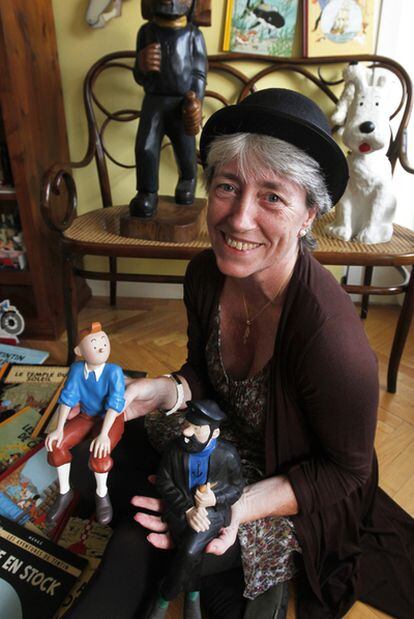 Paloma Pérez Rus, en su casa, rodeada de figuras de Tintín.