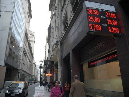 Una casa de cambio de moneda muestra en su pizarra la cotización del dólar el día miércoles, en Buenos Aires.