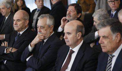Desde la izquierda, los expresidentes socialistas Manuel Chaves y José Antonio Griñán y los exconsejeros Gaspar Zarrías y José Antonio Viera, en la sala de la Audiencia de Sevilla en 2019.