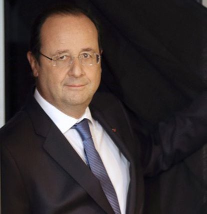 El presidente francés, François Hollande, sale de una cabina de votación en la ciudad de Tulle.