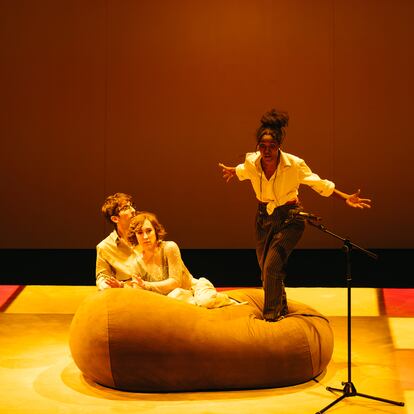 Una escena de la obra 'Cristo está en Tinder', en el Teatro de la Abadía. En la imagen, Elisa Forcano, Selam Ortega (de pie) y Carlos Pulpón.