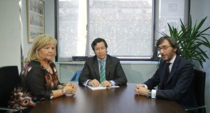 Ángeles Pedraza, presidenta de la AVT, junto a Carlos Floriano e Iñaki Oyarzabal.