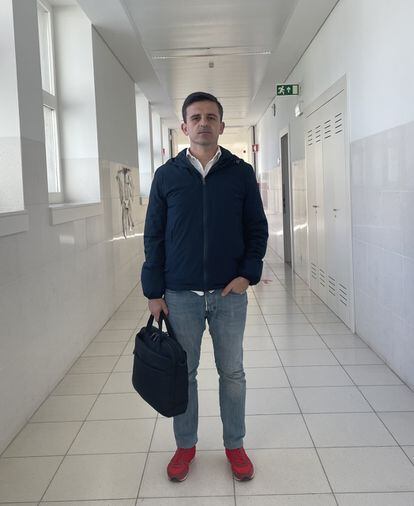 El profesor contratado Ricardo Oliveira, en el pasillo del centro de Faro (Portugal) donde da clases de Geografía, retratado por un compañero.
