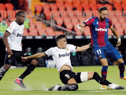 José Luis Morales tratar de regatear a Gabriel Paulista este domingo en Mestalla en el partido entre el Valencia y el Levante.