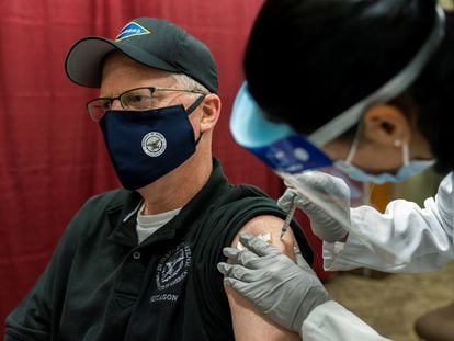 El secretario de Defensa interino, Christopher Miller, recibe la vacuna Pfizer en el Centro Médico Militar Nacional Walter Reed, en Bethesda (Maryland).