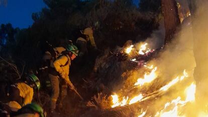 Bomberos del Plan Infoca durante la extinción del incendio de Los Guájares (Granada), el 10 de septiembre.