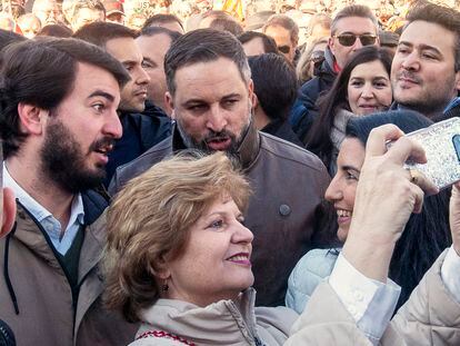 De izquierda a derecha, el vicepresidente de Castilla y León, Juan García-Gallardo, Santiago Abascal y Rocío Monasterio, con una admiradora que se hacía un selfi en la concentración del sábado en Cibeles.