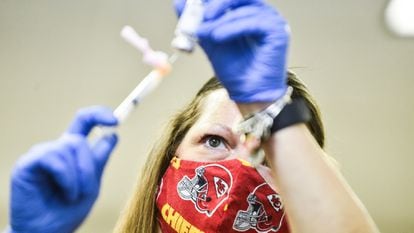 Una enfermera prepara una dosis de la vacuna Moderna en un hospital de Illinois (Estados Unidos), el 5 de enero.