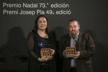 Care Santos, ganadora del Premio Nadal, y Xavier Theros, ganador del Premi Josep Pla