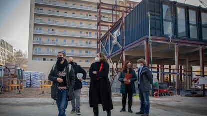 La alcaldesa Ada Colau en unas obras de vivienda social, el año pasado.