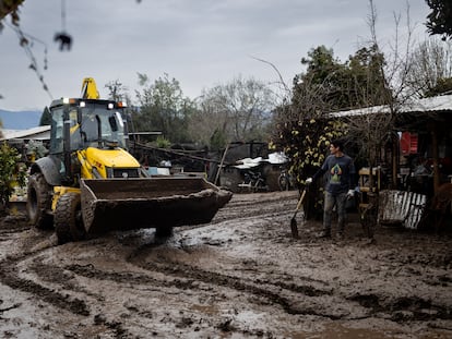 Maquinaria entra en los hogares para remover el barro que ha quedado en las viviendas, en la comuna de Coltauco (Chile), el 26 de junio de 2023.