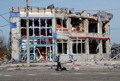 Un hombre caminaba el martes junto a un edificio destruido en la ciudad asediada de Mariupol. La ciudad portuaria ha sido una de las localidades ucranias más castigadas por los bombardeos y ataques del Kremlin desde que comenzó la invasión rusa de Ucrania, el 24 de febrero.