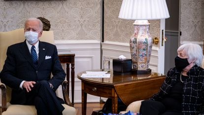 La secretaria del Tesoro de EE UU, Janet Yellen, junto al presidente Joe Biden, conversan sobre el plan de rescata en la Casa Blanca, Washington.