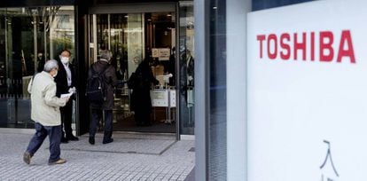 Varias personas entran en la sede de Toshiba en Tokio. 
