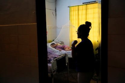 Una paciente enferma de dengue descansa en un hospital de Asunción, en Paraguay.